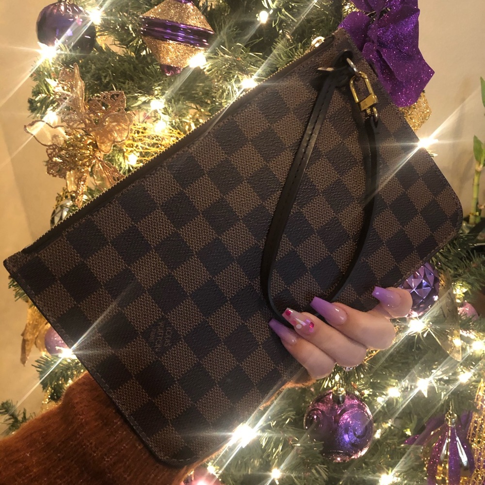 🎁 Louis Vuitton Damier Ebene MM Wristlet
